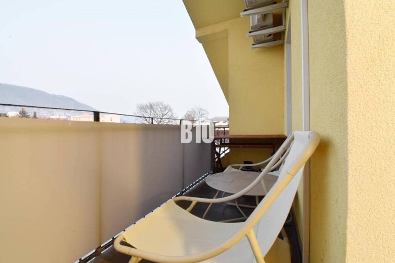 Balkon 4pokojového bytu v Žilině se židlemi a výhledem na hory.