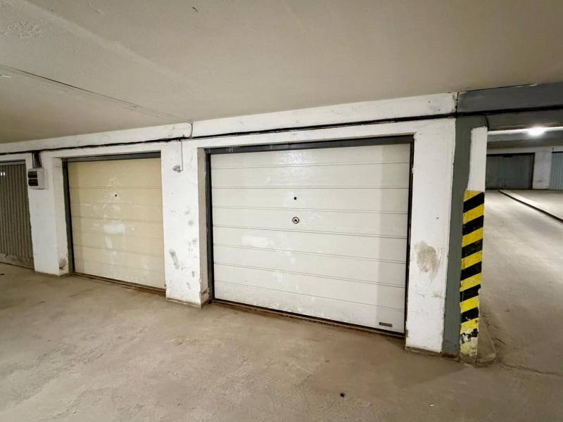 Garáže s bílými dveřmi na ulici Nová Ves ve městě Dunajská Streda.