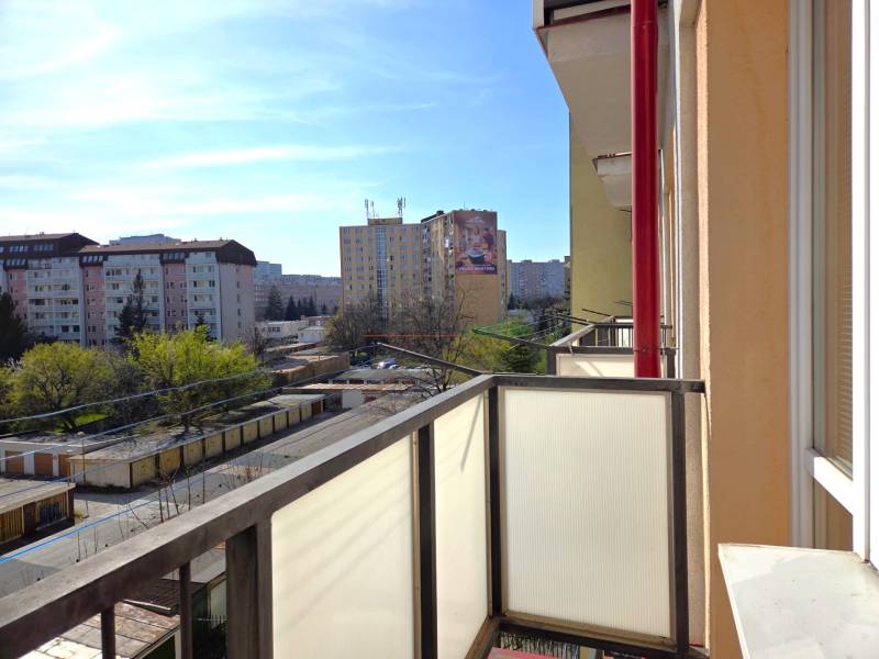 Balkon 3pokojového bytu, pohled na ČSA, Košice - městská část Staré Město.