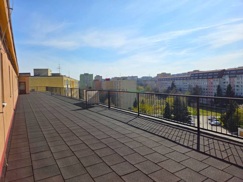 Pohled na rozlehlou terasu v Košicích, městské části Staré Město na ulici ČSA.