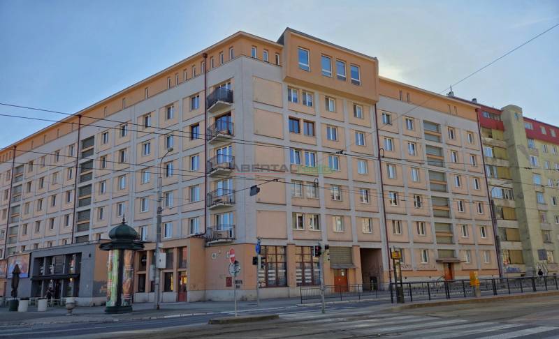 Ulice ČSA v Košicích - městské části Staré Město s bytovým domem a tramvajovou tratí.