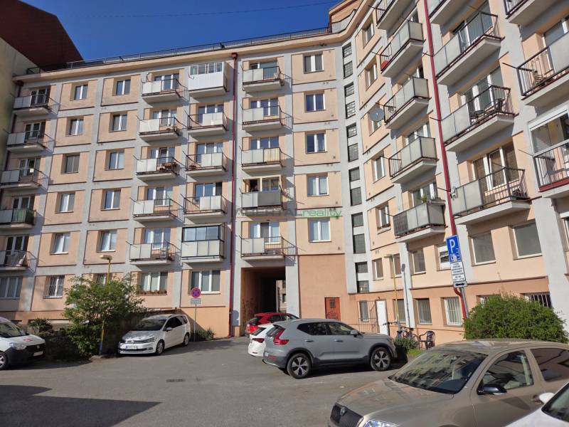 Pětipatrový bytový dům na ulici ČSA, Košice - městská část Staré Město s parkovištěm.