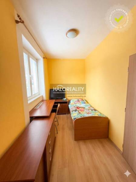 Koupelna v 3-pokojovém bytě s rohovou vanou a bílými obklady.