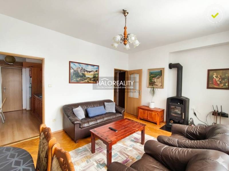 Ložnice ve 3pokojovém bytě s podlahou s dřevěným dekorem a manželskou postelí.