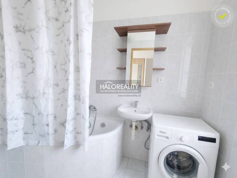 Chodba v 3-pokojovém bytě s podlahou s dřevěným dekorem a nábytkem.