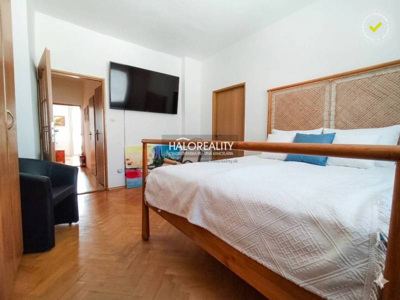 Koupelna v 3-pokojovém bytě s pračkou a vanou za závěsem.