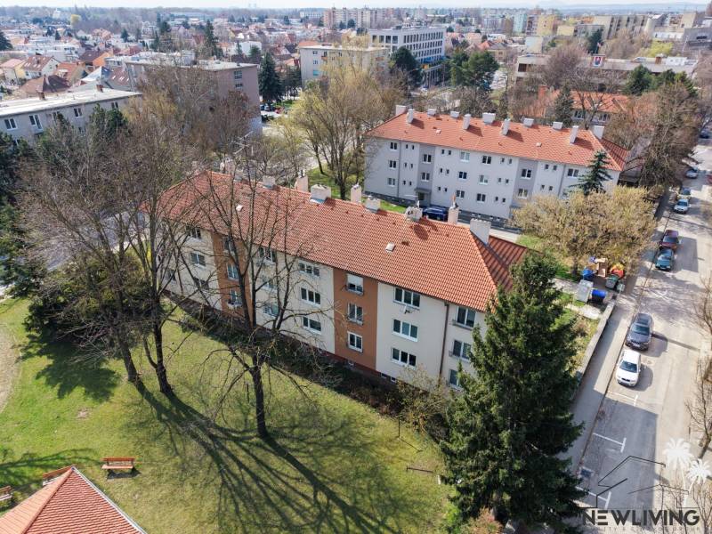 Letecký pohled na okolí Vajanského ulice v Piešťanech s výhledem na 3-pokojový byt.