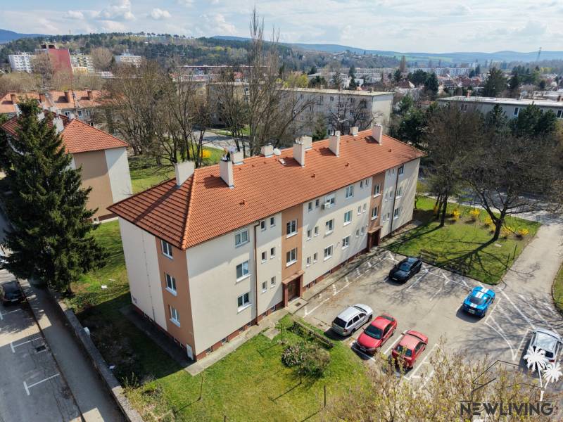 Pohled na sídliště z Vajanského ulice v Piešťanech, blízko bytového domu.