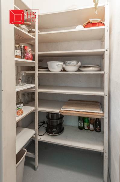 Spíž s regály a kuchyňským nádobím ve 3-pokojovém bytě.