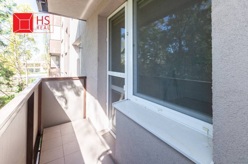 Balkon v 3-pokojovém bytě s výhledem na zeleň v Nových Zámcích, Nábrežní ulici.