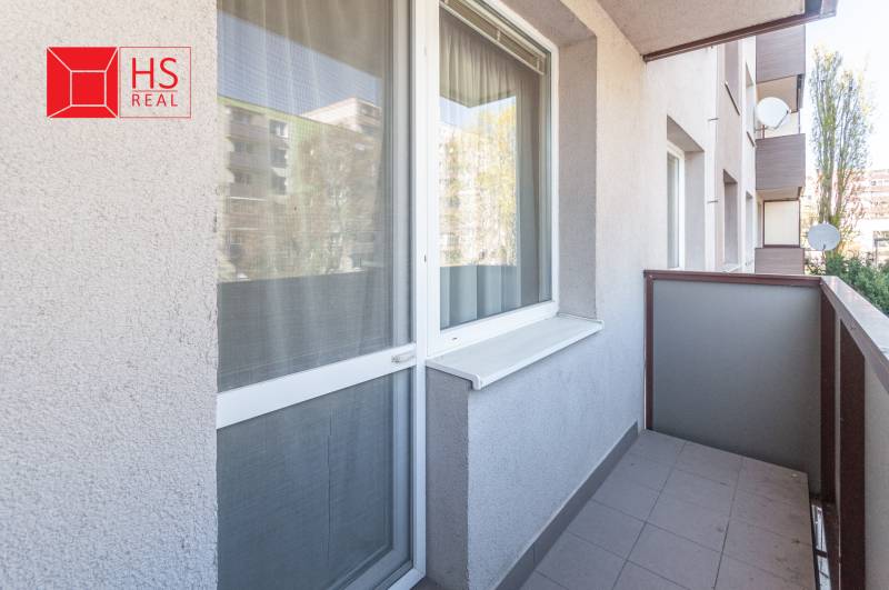 Balkon 3-pokojového bytu na Nábrežní ulici v Nových Zámcích s výhledem na okolí.