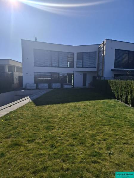 Rodinný dům ve Zvončíně s prostorným trávníkem a slunným exteriérem.