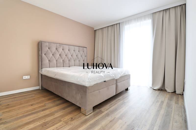 Ložnice s postelí a podlahou s dřevěným dekorem ve 3-pokojovém bytě.