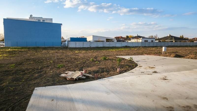 Exteriér v Kráľovej nad Váhom s komerčními pozemky připravenými k vybudování.