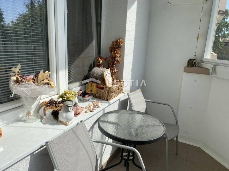 Balkon s dekoracemi a stolem v 2pokojovém bytě nabízí příjemné posezení.