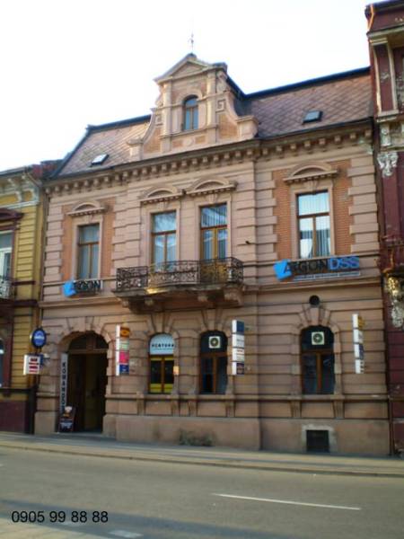 Historická budova na Rooseveltově ulici v Košicích - městské části Staré Město s obchodními prostory.