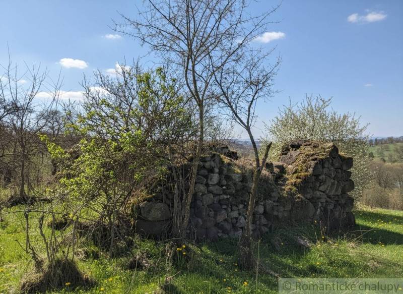 Kamenná ruina obklopená přírodou, ideální pro Pozemky - bydlení v Krupině.