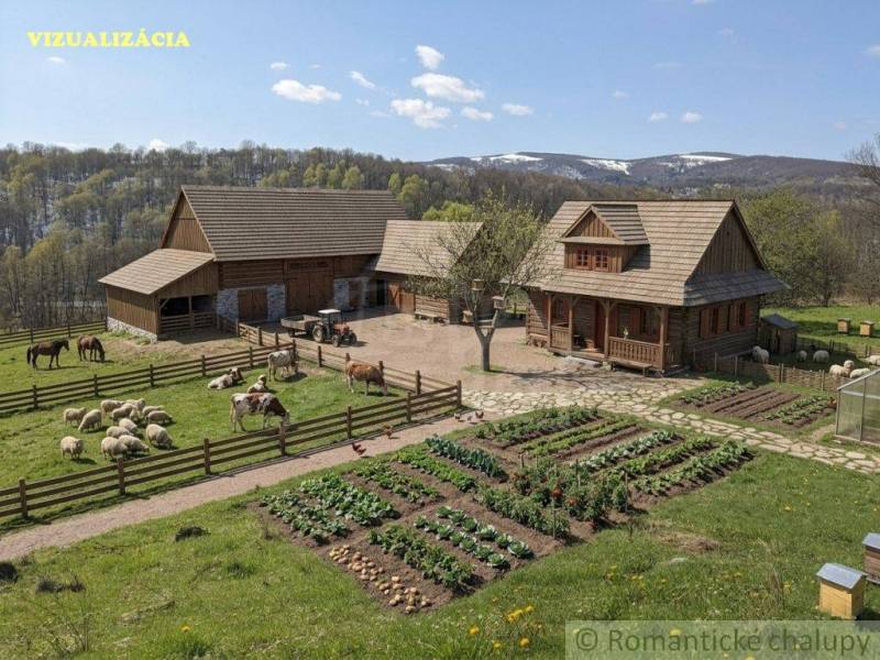 Venkovské stavení s hospodářskými zvířaty a zahradou v nádherné krajině blízko Krupiny.