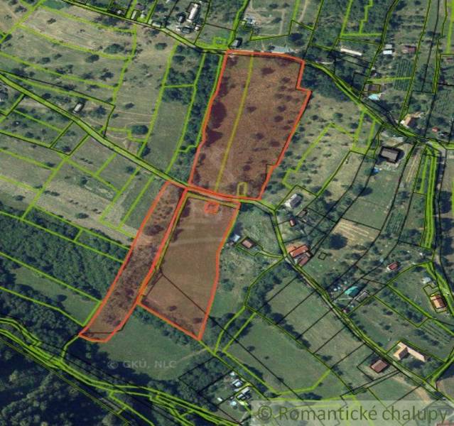 Letecký pohled na pozemky - bydlení ve městě Krupina se zakreslením parcel.