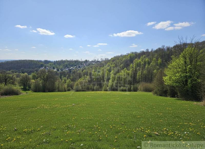 Jarní krajina v okolí Krupiny, Pozemky - bydlení, zelené louky a lesy na horizontu.