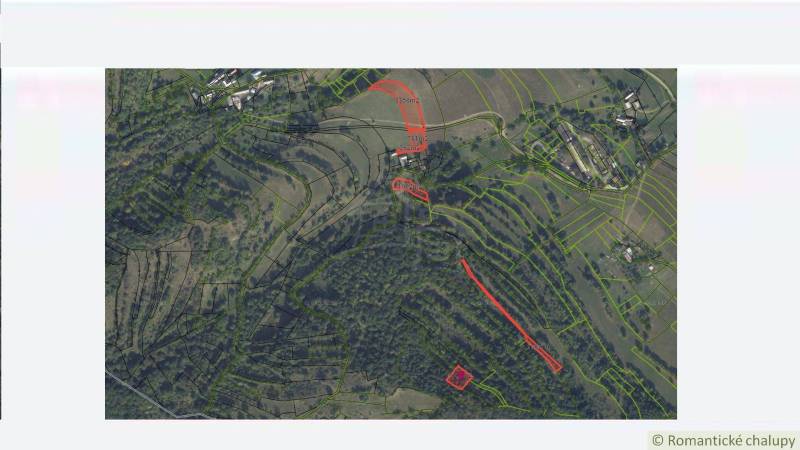 Letecký pohled na rozparcelované pozemky pro bydlení v Horním Tisovníku s lesnatou krajinou.