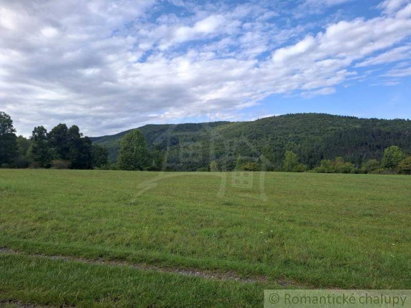 Zeleň a kopce v oblasti Horního Tisovníka nabízejí možnost pro pozemky - bydlení.