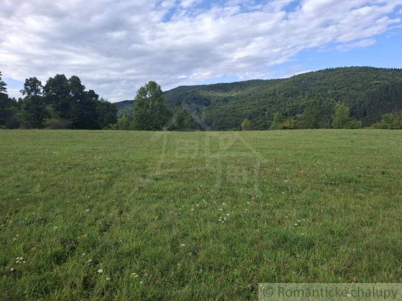 Rozlehlé luční pozemky k bydlení v Horním Tisovníku, obklopené lesy a kopci.