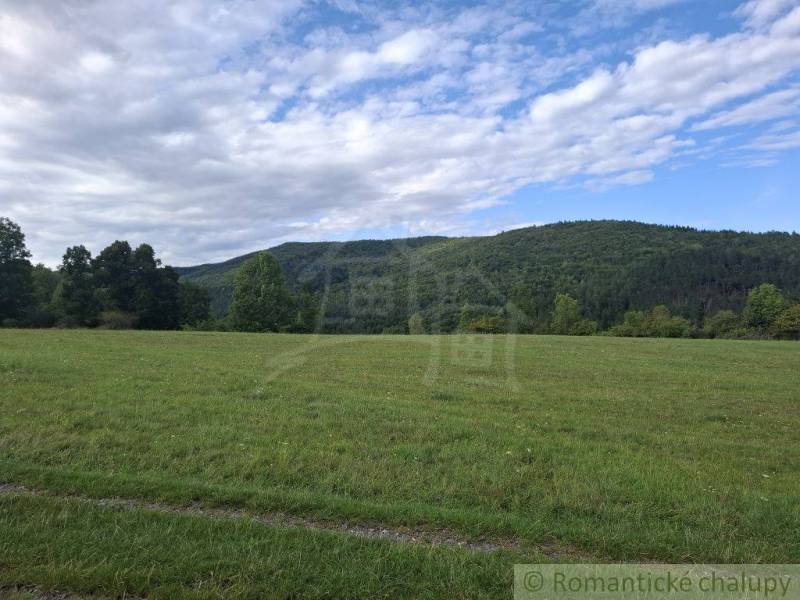 Rozlehlé louky v Horním Tisovníku vhodné pro pozemky - bydlení, obklopené zelení a lesy.