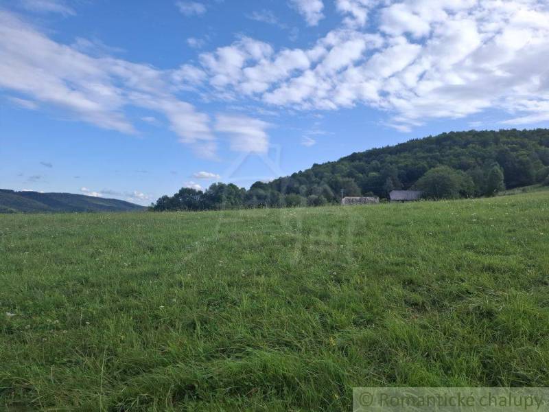 Zeleň a kopce v Horním Tisovníku, ideální pozemky - bydlení s přírodní scenérií.