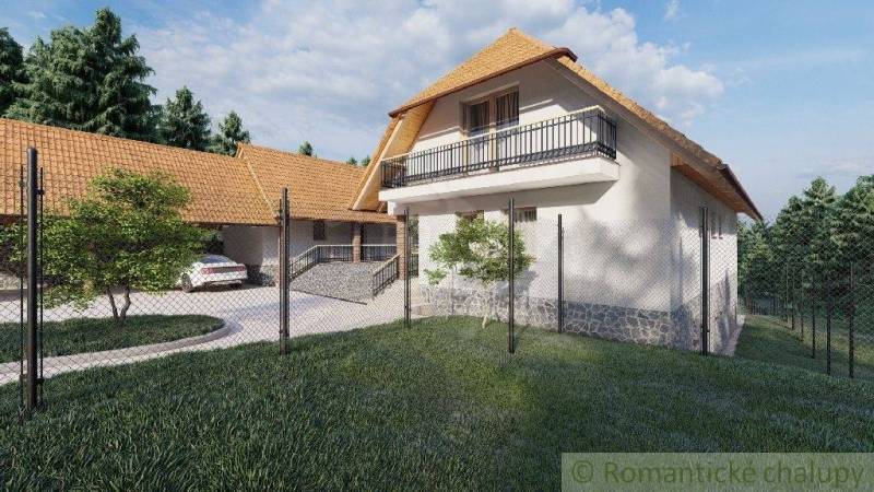 Rodinný dům v Šiatorské Bukovince se sedlovou střechou, balkonem, garáží a oplocením.