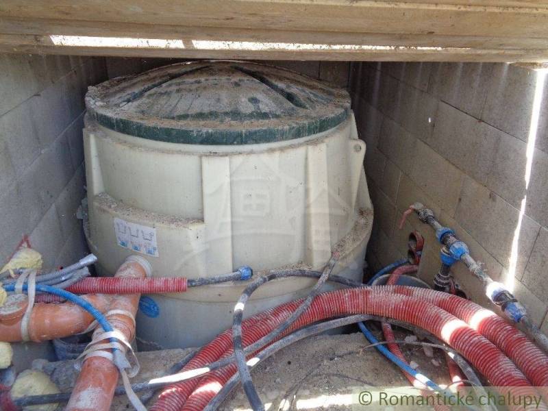 Podzemní nádrž s potrubím v rodinném domě v Šiatorské Bukovince.