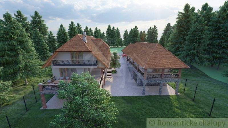 Rodinný dům v Šiatorské Bukovince obklopený stromy s dřevěnou terasou a zahradním posezením.