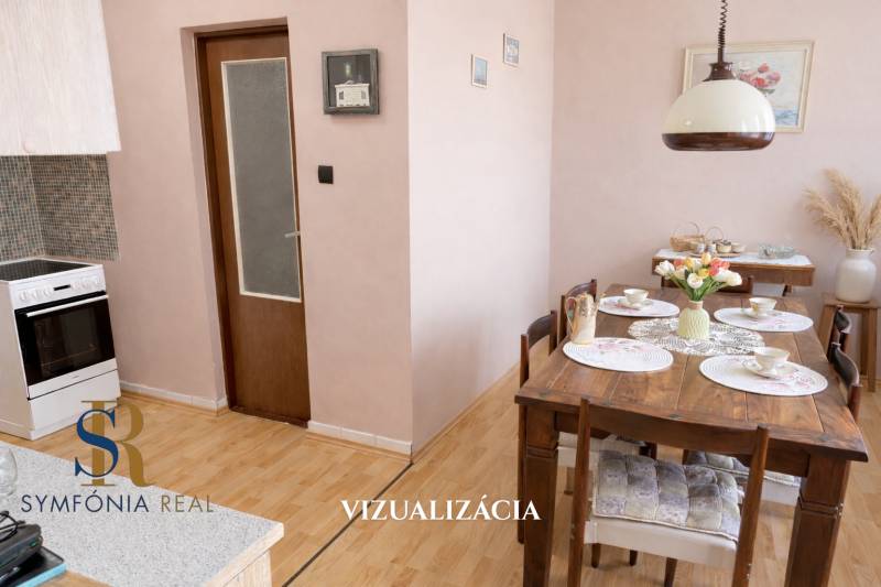 Jídelní kout v rodinném domě s dřevěným dekorem podlahy a rustikálními doplňky.