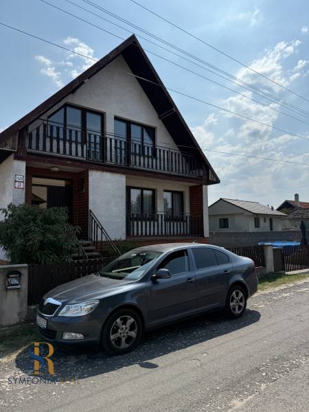Rodinný dům na Štúrově ulici v Borském Mikuláši s autem před branou.