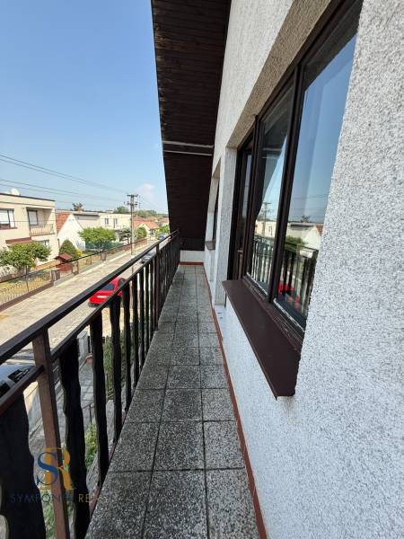 Balkon rodinného domu na Štúrově ulici v Borském Mikuláši s výhledem na okolí.
