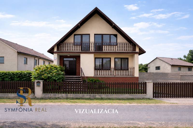 Rodinný dům na Štúrově ulici v Borském Mikuláši s dřevěným plotem a balkóny.