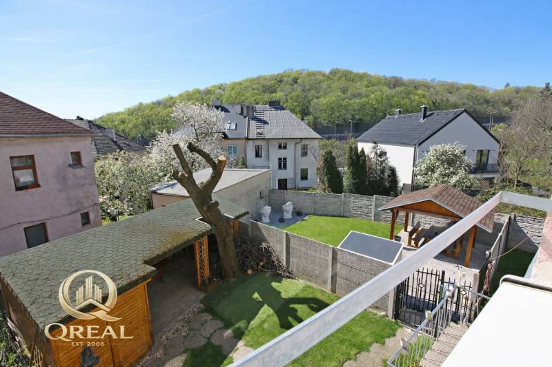 Dvůr s altánkem a dřevěným přístřeškem na Boskovičově ulici v Bratislavě - Novém Městě.