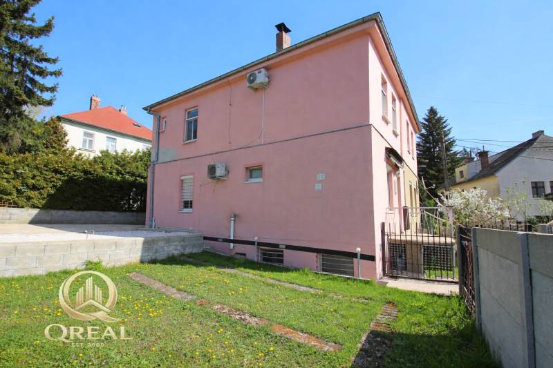 Dvoupatrový dům na Boskovičově v Bratislavě - Novém Městě s travnatým dvorem.