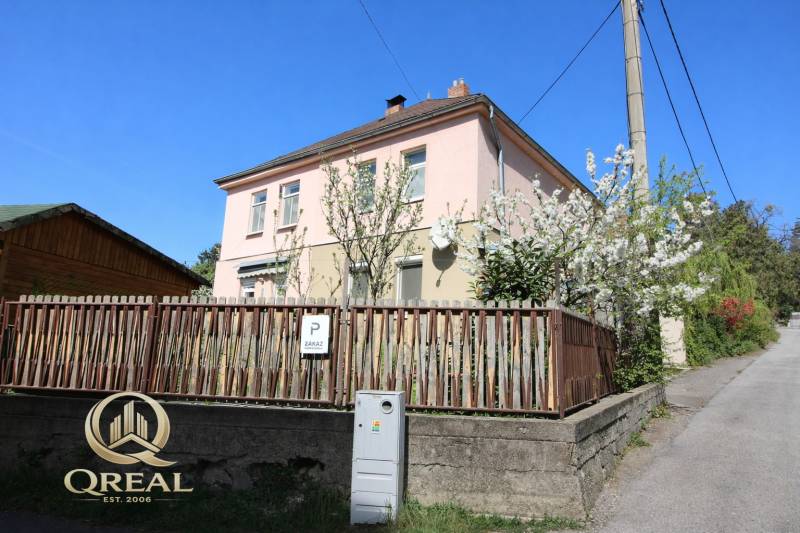 Rodinný dům na Boskovičově ulici v Bratislavě - Novém Městě, oplocení, kvetoucí stromy.