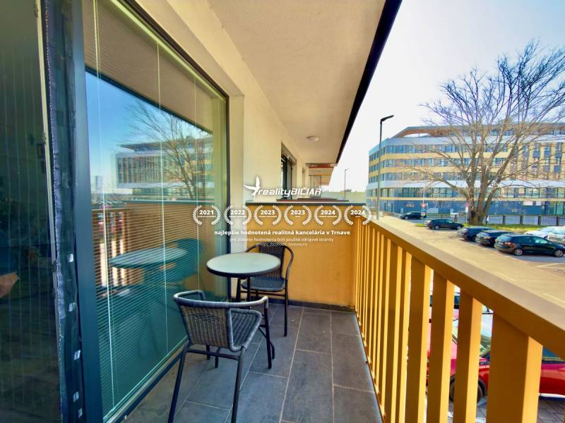 Balkon 2-pokojového bytu na Mikovíniho ulici v Trnavě s posezením a výhledem na ulici.