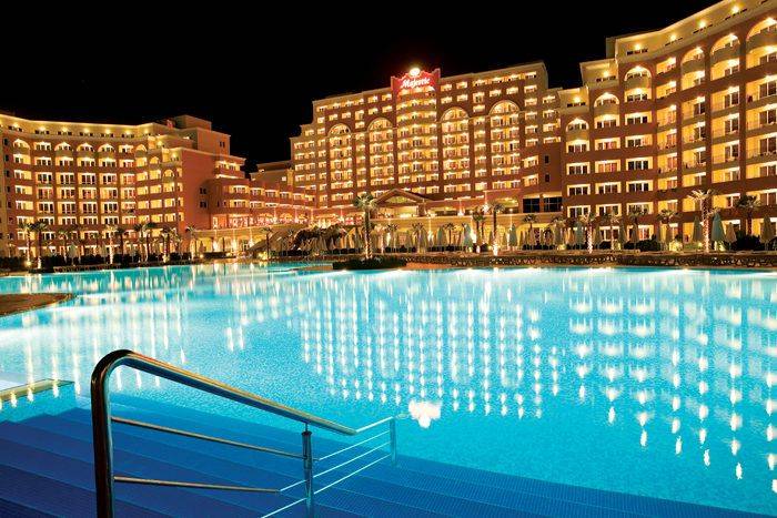 Noční panorama hotelu a bazénu na Slunečném pobřeží u 1pokojového bytu.