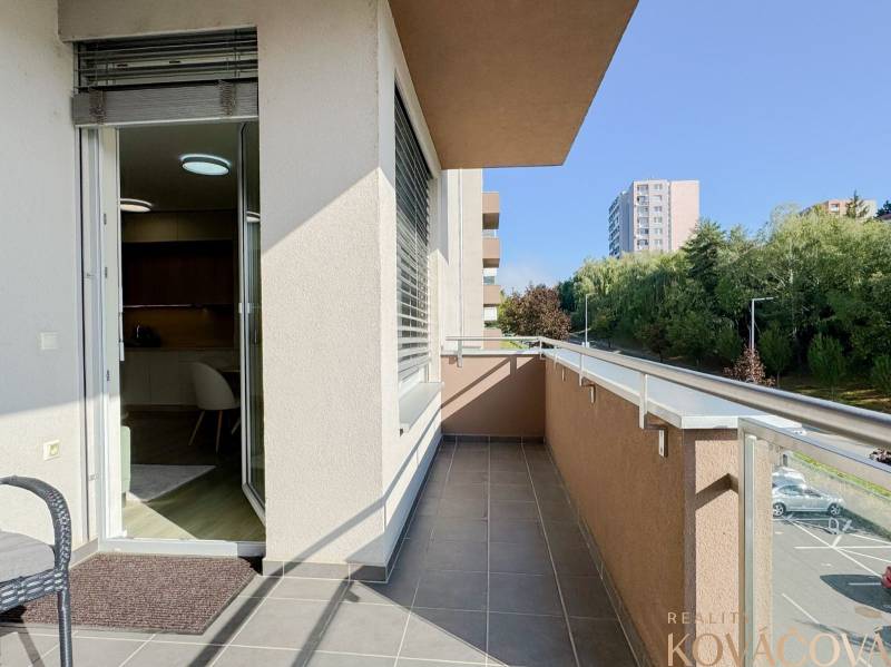 Balkon 3-pokojového bytu na Saratovské ulici v Trenčíně s výhledem na okolí.