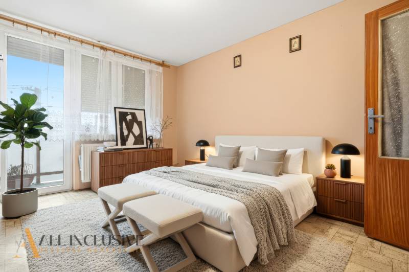 A7400020_staging_9975c23f-3afd-4803-80db-efe5ba7b2fa2.jpg