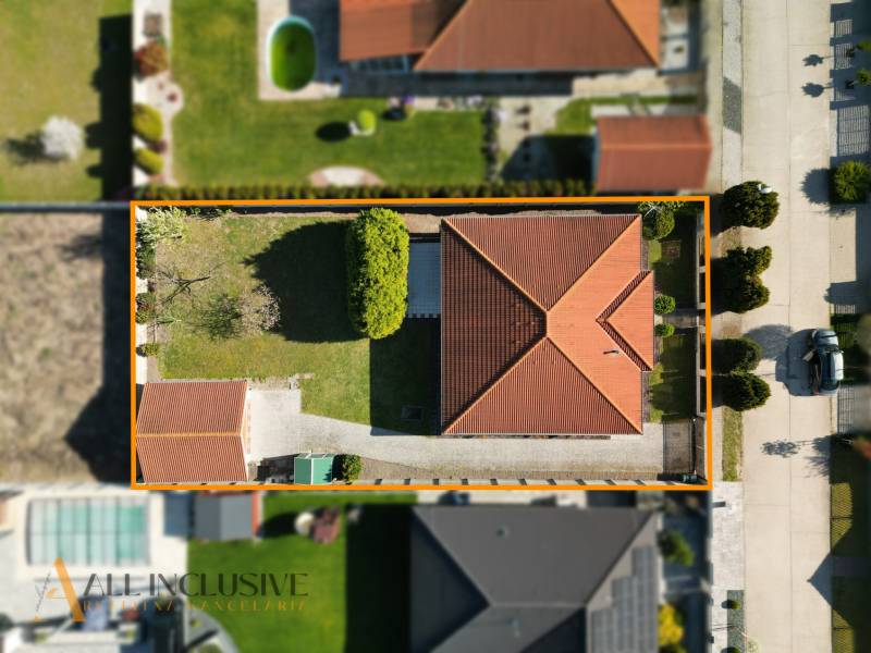 Letecký pohled na rodinný dům s červenou střechou v Kútnikách.