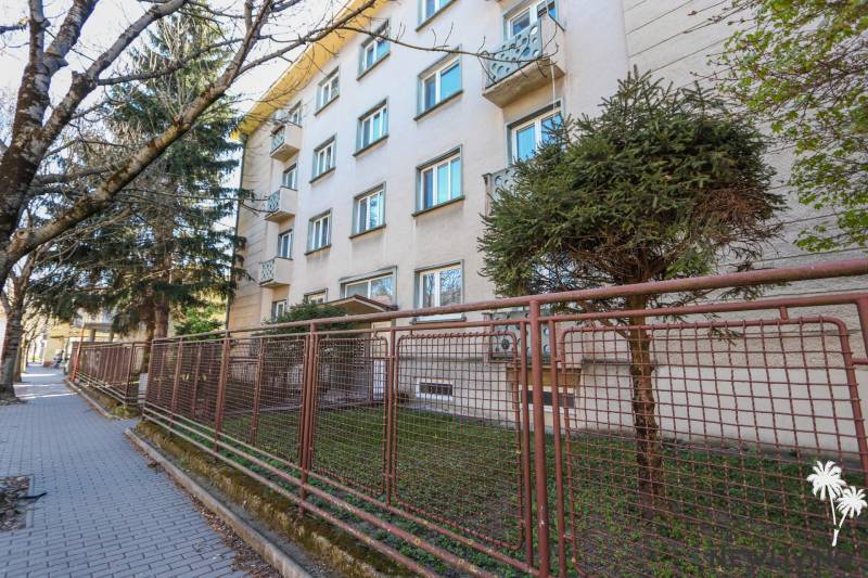 Bytový dům s oplocením na Sasinkově ulici v Piešťanech, vhodný pro 3-pokojový byt.