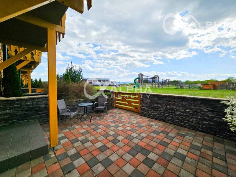 Terasa u 2pokojového bytu ve Velké Lomnici s výhledem na dětské hřiště a zeleň.