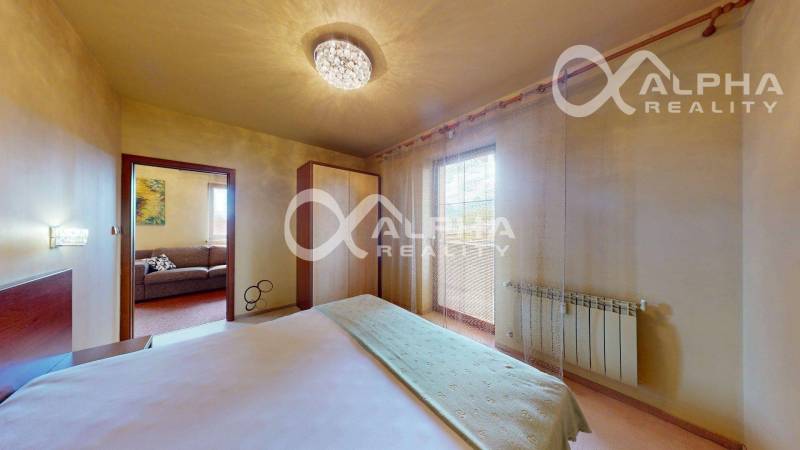 Ložnice s vestavěnou skříní a oknem, 2pokojový byt, útulný interiér.