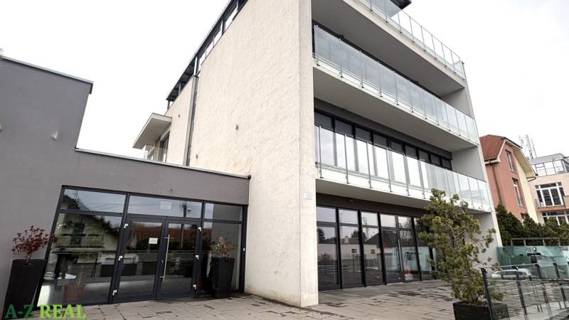 Budova s prosklenými balkony na ulici Nové zahrady v Bratislavě - Ružinově, kanceláře.