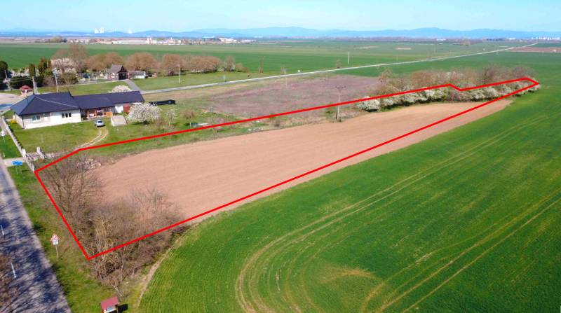 Letecký pohled na ornou půdu a okolí Zahrad v Ondřejovicích.