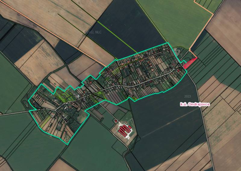 Letecká mapa Zahrad v Ondřejovicích ukazuje pole a rozmístění budov.